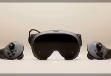 Casque de réalité virtuelle Valve SteamVR avec deux contrôleurs, vue produit sur fond clair