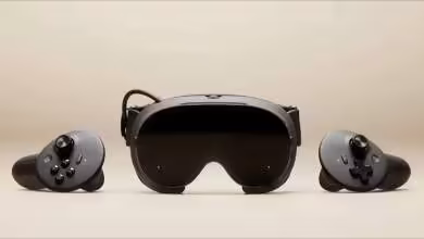 Casque de réalité virtuelle Valve SteamVR avec deux contrôleurs, vue produit sur fond clair