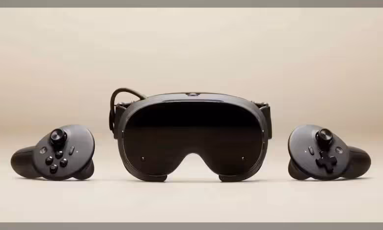 Lepton open source : Valve libère sa couche Android du Steam Frame sur GitLab 1 Casque de réalité virtuelle Valve SteamVR avec deux contrôleurs, vue produit sur fond clair