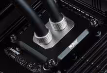 Waterblock CPU Thermal Grizzly Mycro Pro installé sur une carte mère avec deux tubes de refroidissement liquide