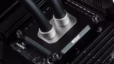 Waterblock CPU Thermal Grizzly Mycro Pro installé sur une carte mère avec deux tubes de refroidissement liquide