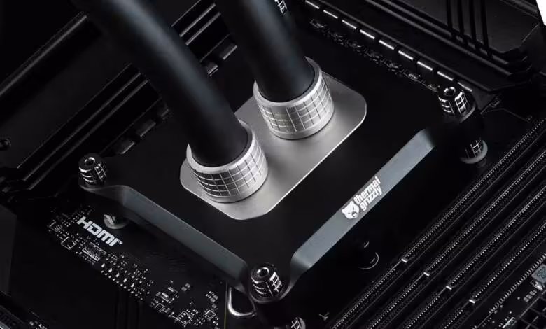 LGA1954 : Thermal Grizzly prépare déjà ses waterblocks Mycro Pro pour Nova Lake-S 1 Waterblock CPU Thermal Grizzly Mycro Pro installé sur une carte mère avec deux tubes de refroidissement liquide