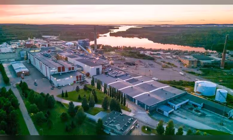 LUMI-AI : AMD équipera le futur supercalculateur européen avec MI430X et EPYC 256 cœurs 1 Vue aérienne d’un data center AMD au bord d’un fleuve, avec bâtiments industriels et cuves visibles