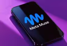 Smartphone affichant le logo bleu Meta Muse et son nom sur écran noir, posé sur fond violet