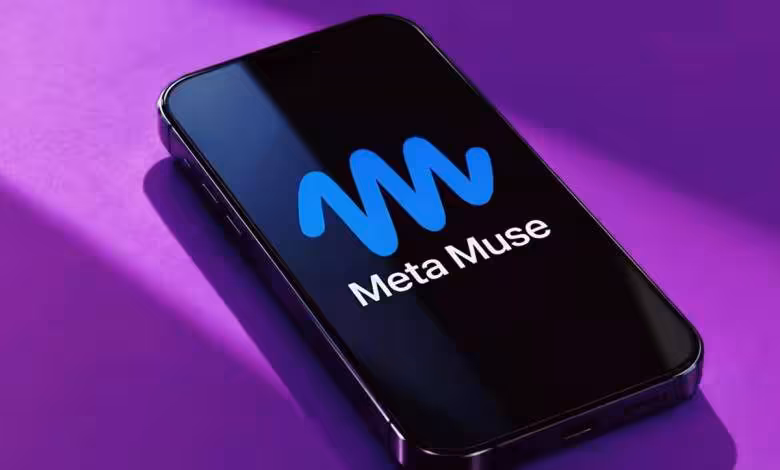 Meta Muse s’appuie sur des humains pour certains appels, puis suspend son test interne 1 Smartphone affichant le logo bleu Meta Muse et son nom sur écran noir, posé sur fond violet