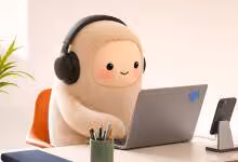 Assistant IA Meta Muse illustré par une peluche avec casque audio devant ordinateur portable et smartphone