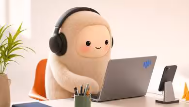 Assistant IA Meta Muse illustré par une peluche avec casque audio devant ordinateur portable et smartphone