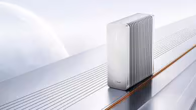 Minisforum S5 blanc à refroidissement passif, présenté verticalement avec ailettes métalliques latérales
