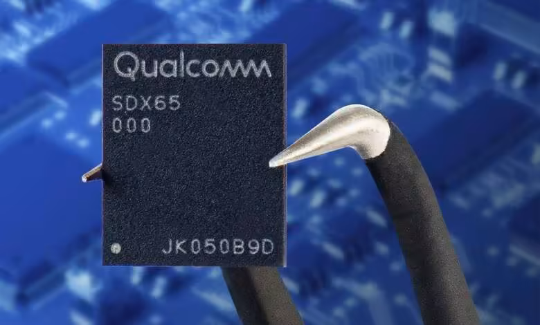 Modem 5G Qualcomm : Apple prolonge son accord de licence à partir d’avril 2027 1 Puce modem 5G Qualcomm Snapdragon X65 SDX65 tenue par une pince sur fond de circuit imprimé bleu