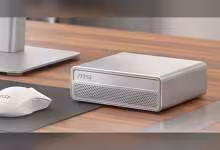 Mini-PC MSI EdgeMesa N AI+ gris posé sur un bureau, avec souris MSI et ordinateur portable