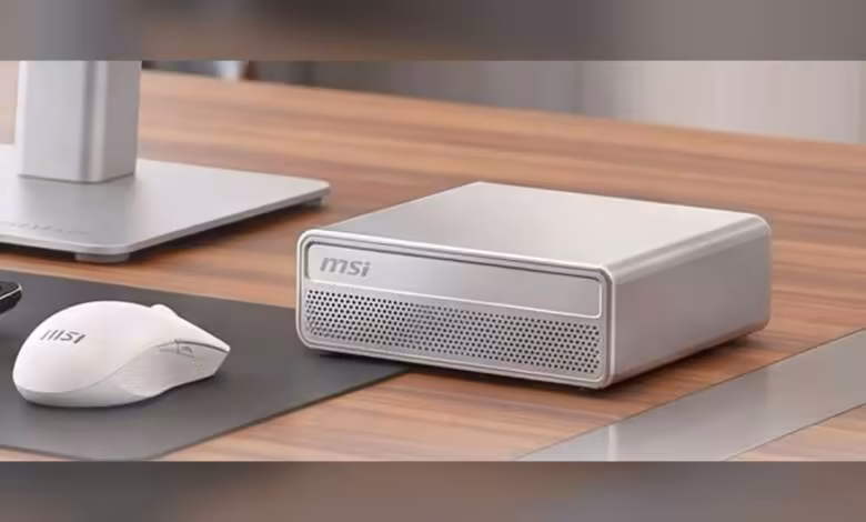 MSI EdgeMesa N AI+ : le mini-PC N1X réunit 128 Go de mémoire unifiée pour l’IA 1 Mini-PC MSI EdgeMesa N AI+ gris posé sur un bureau, avec souris MSI et ordinateur portable