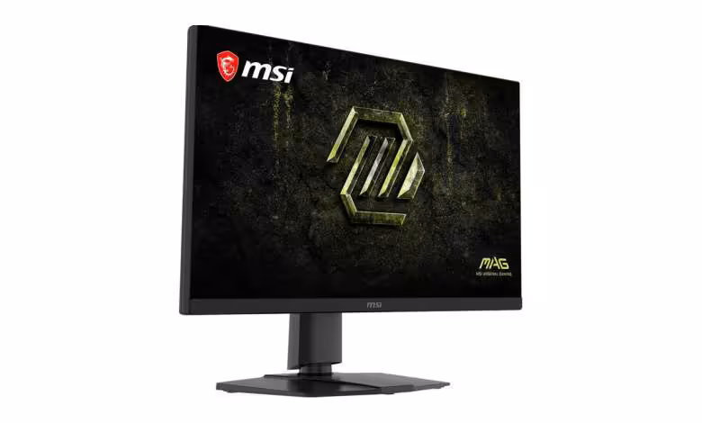 Moniteur gaming MSI MAG 271KPD7 vu de trois quarts, écran 27 pouces affichant le logo MAG