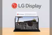 Écran gaming OLED LG Display 24,5 pouces affichant un jeu, présenté devant le logo de la marque