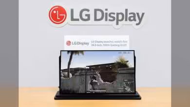 Écran gaming OLED LG Display 24,5 pouces affichant un jeu, présenté devant le logo de la marque