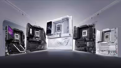 Montage de cartes mères ASUS, MSI et Gigabyte, plusieurs modèles ATX et micro-ATX sur fond studio