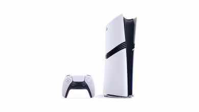 Console Sony PlayStation 5 Pro blanche en position verticale avec manette DualSense assortie et bandes noires décoratives
