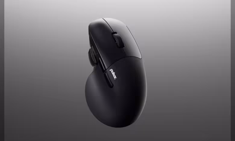 Pulsar X5 : une souris gaming ergonomique de 62 g pensée pour les grandes mains 1 Souris gaming Pulsar X5 noire en vue produit sur fond gris, design ergonomique profilé