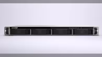 Vue frontale du NAS rack 1U QNAP TS-432XeU avec quatre baies de disques amovibles
