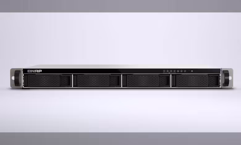 QNAP TS-432XeU : un NAS rack 1U compact avec 10 GbE et processeur ARM 1 Vue frontale du NAS rack 1U QNAP TS-432XeU avec quatre baies de disques amovibles