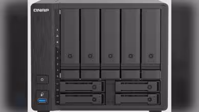 NAS QNAP TS-h966TX noir, vue de face avec baies disques, deux emplacements 2,5 pouces et bouton d’alimentation