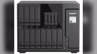 NAS QNAP TVS-h1777AX frontal, châssis noir avec multiples baies de disques et module LCD à droite