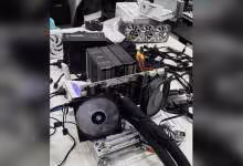 Montage test PC avec carte graphique Nvidia GeForce, refroidissement triple ventilateur et câbles d’alimentation moddés