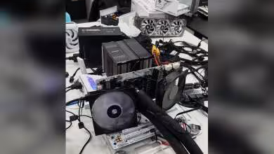 Montage test PC avec carte graphique Nvidia GeForce, refroidissement triple ventilateur et câbles d’alimentation moddés