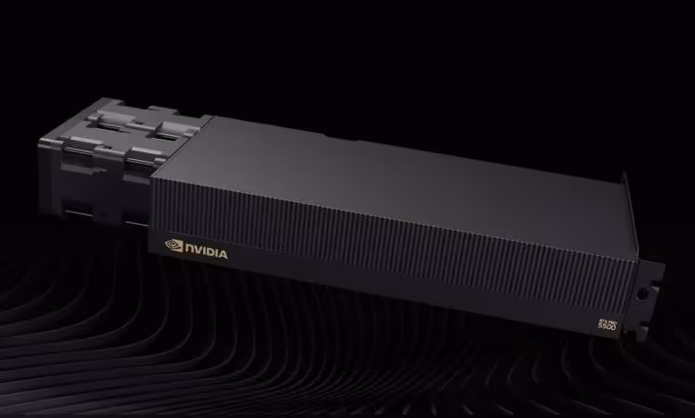 RTX PRO 5500 Blackwell : NVIDIA glisse 84 Go de GDDR7 dans une carte à 21 760 cœurs 1 Carte graphique NVIDIA RTX PRO 5500 Blackwell avec gros dissipateur noir et logo NVIDIA vert