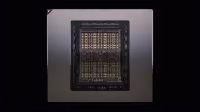 Puce NVIDIA Rubin CPX avec grand capot métallique carré et cœur central visible en gros plan