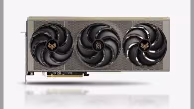 Carte graphique Sapphire Nitro+ AMD Radeon RX 9070 XT, vue de face avec trois ventilateurs