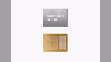 Puce mémoire Samsung HBM4E et substrat doré vus de face