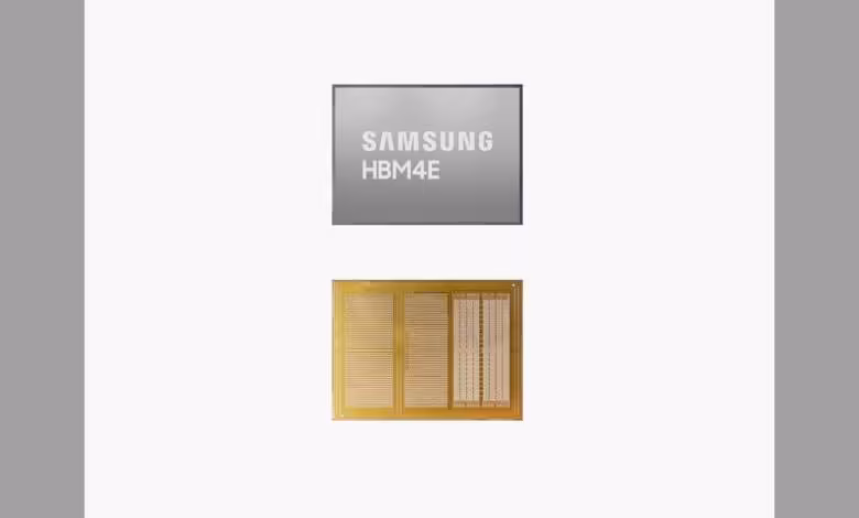 Samsung HBM4 : la capacité de production grimperait à 50 000 wafers en 2027 1 Puce mémoire Samsung HBM4E et substrat doré vus de face