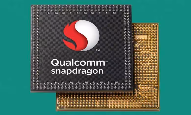Snapdragon 850 : la prochaine version de Windows 11 signera la fin du support 1 Processeur Qualcomm Snapdragon avec logo rouge, présenté recto verso sur fond vert turquoise