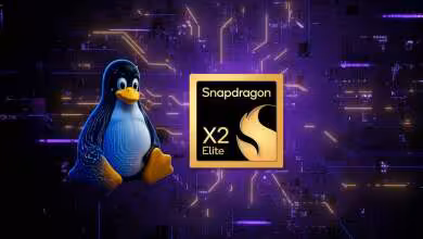 Mascotte Linux Tux et puce Qualcomm Snapdragon X2 Elite sur fond de circuits violets