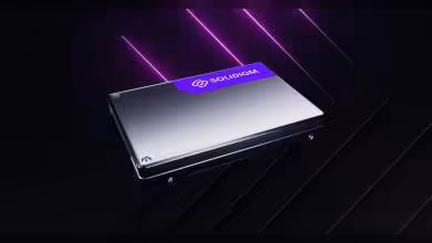 SSD Solidigm format 2,5 pouces à boîtier argenté, présenté sur fond noir avec éclairage violet