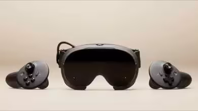 Casque de réalité virtuelle Valve Steam Frame noir accompagné de deux contrôleurs noirs sur fond beige