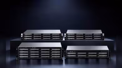 Quatre NAS rack TerraMaster série 725 alignés sur fond sombre, avec baies de disques en façade