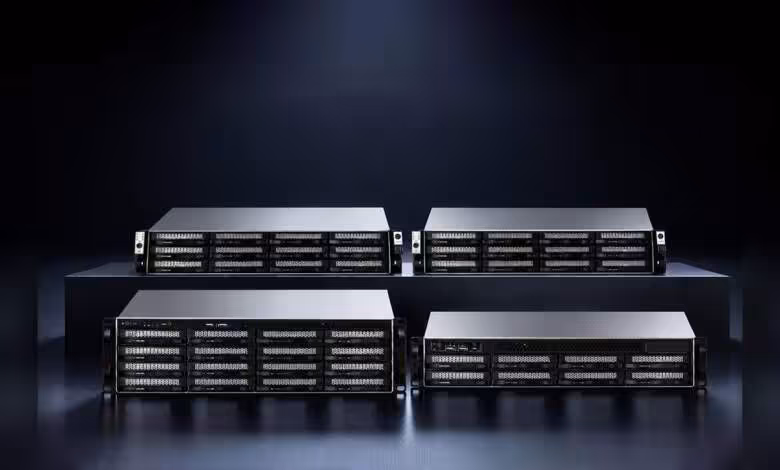 TerraMaster U-725 : quatre NAS rack Xeon D pour le stockage professionnel 1 Quatre NAS rack TerraMaster série 725 alignés sur fond sombre, avec baies de disques en façade