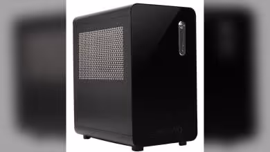 Station de travail System76 Thelio Mira noire, vue de face avec grille latérale et façade brillante