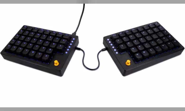 Tiwaz, le clavier split open source qui intègre deux joysticks et vise aussi le jeu 1 Clavier split Tiwaz noir en deux modules reliés par câble, vue produit sur fond blanc