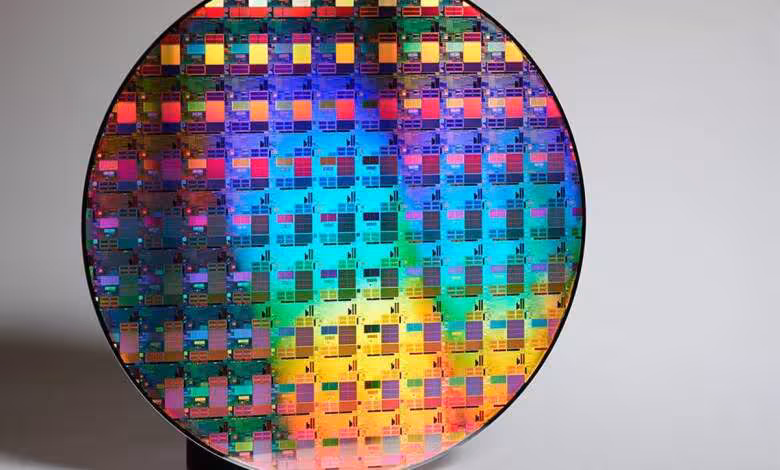TSMC 2 nm : la capacité grimperait à 120 000 wafers mensuels fin 2026 1 Wafer de silicium TSMC 2 nm affichant des motifs de puces multicolores sur substrat circulaire