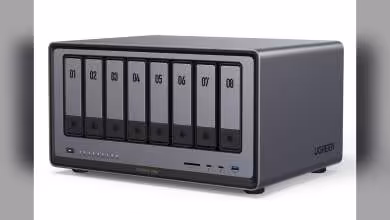 UGREEN DXP8800 Ultra, NAS à 8 baies avec tiroirs numérotés 01 à 08, vue de face sur fond blanc