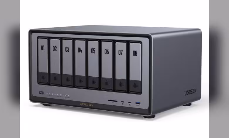 UGREEN DXP8800 Ultra, NAS à 8 baies avec tiroirs numérotés 01 à 08, vue de face sur fond blanc