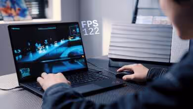 Ordinateur portable gaming connecté à une eGPU Wici One, avec compteur FPS 122 affiché à l’écran