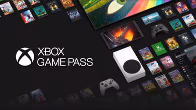 Logo Xbox Game Pass avec console Xbox Series S, manette et bibliothèque de jeux sur fond sombre