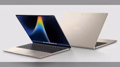 Deux ordinateurs portables Dell XPS beige, l’un ouvert avec écran allumé, l’autre vu de dos