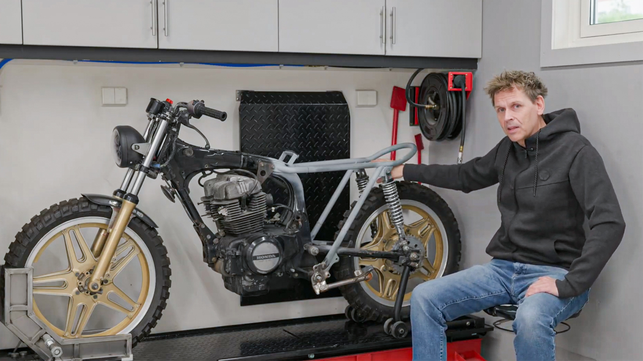 Revopoint MetroY Ultra : quand le scan 3D donne une seconde vie aux pièces introuvables 2 Honda CB400 de 1984 transformée en café racer dans un atelier