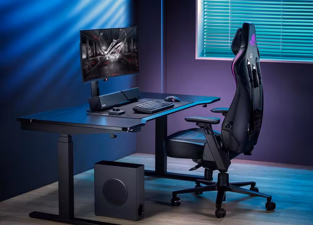 Setup gaming ROG avec barre de son Gjallar sur bureau et caisson de basses au sol