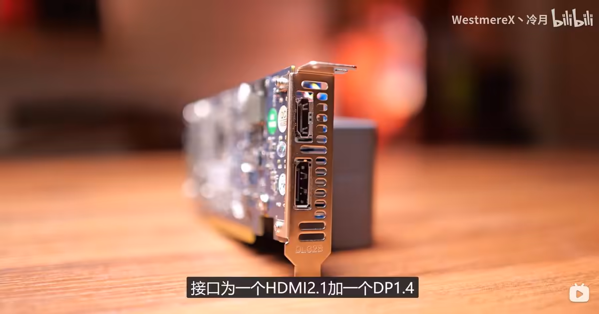 Connectique arrière d’une carte graphique avec ports HDMI 2.1 et DisplayPort 1.4