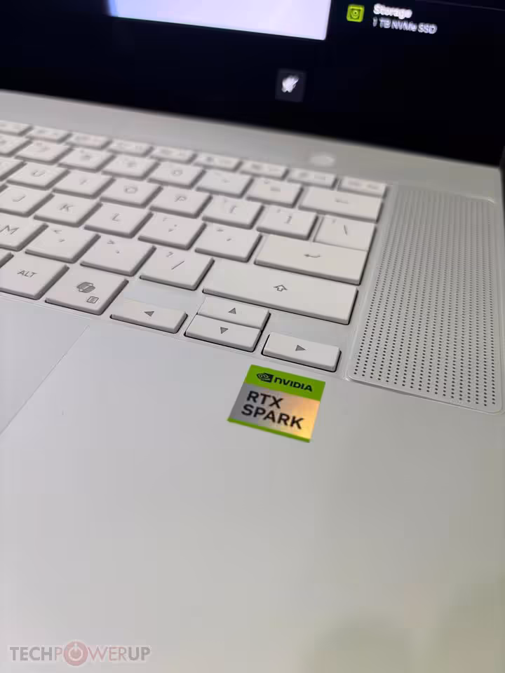 RTX Spark : ASUS expose à l’IFA 2026 des mini PC et ProArt jusqu’à 128 Go 12 Gros plan du clavier blanc d’un laptop ASUS ProArt avec sticker NVIDIA RTX Spark